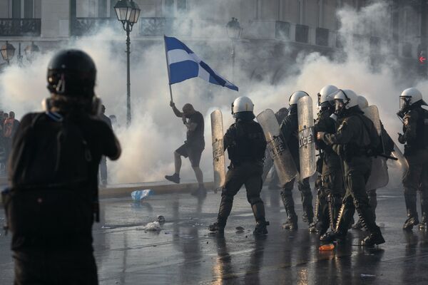 Polícia grega usa gás lacrimogênio durante os protestos contra a vacinação em Atenas, Grécia, 21 de julho de 2021 - Sputnik Brasil