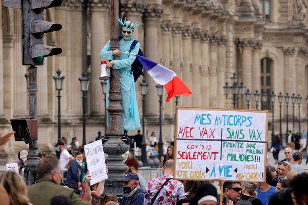 Manifestante fantasiado da Estátua da Liberdade participa dos protestos contra as novas medidas anunciadas pelo presidente francês Emmanuel Macron para combater a COVID-19, em Paris, França, 17 de julho de 2021 - Sputnik Brasil