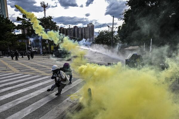 Manifestantes entram em conflito com a polícia de choque durantes os protestos antigovernamentais contra o presidente Iván Duque, em Medelín, Colômbia, 20 de julho de 2021 - Sputnik Brasil