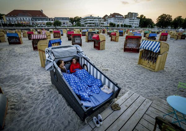 Duas moças se preparam para passar a noite em uma cadeira da praia especialmente projetada, na costa do mar Báltico, Alemanha, 18 de julho de 2021 - Sputnik Brasil