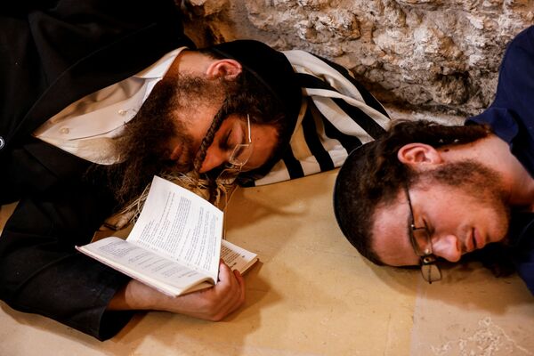 Fiéis judeus dormem durante o Tishá BeAv, o dia de luto para comemorar a destruição do Primeiro e Segundo Templos de Jerusalém, Israel, 18 de julho de 2021 - Sputnik Brasil