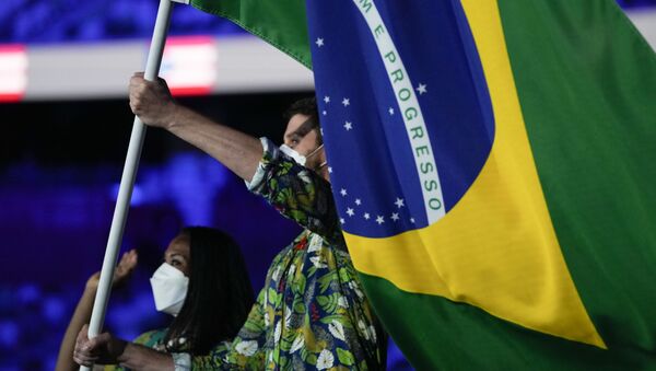 Porta-bandeiras Bruno Mossa Rezende e Ketleyn Quadros representando a time do Brasil na abertura dos Jogos Olímpicos de Tóquio 2020, 23 de julho de 2021 - Sputnik Brasil