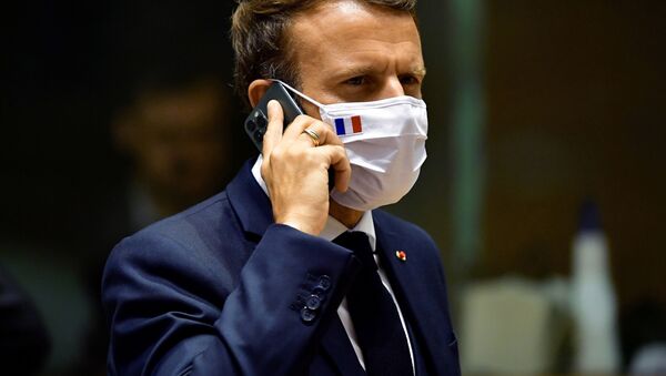 Presidente Emmanuel Macron fala em seu telefone celular durante uma mesa redonda em uma cúpula da UE em Bruxelas, 20 de julho de 2020 - Sputnik Brasil