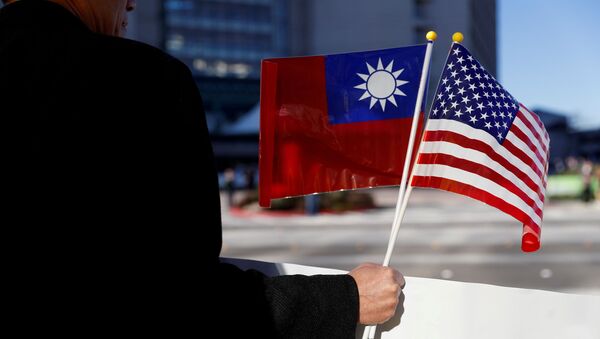 A demonstrator holds flags of Taiwan and the United States in support of Taiwanese President Tsai Ing-wen during an stop-over after her visit to Latin America in Burlingame, California, U.S., January 14, 2017. REUTERS/Stephen Lam/File Photo - Sputnik Brasil
