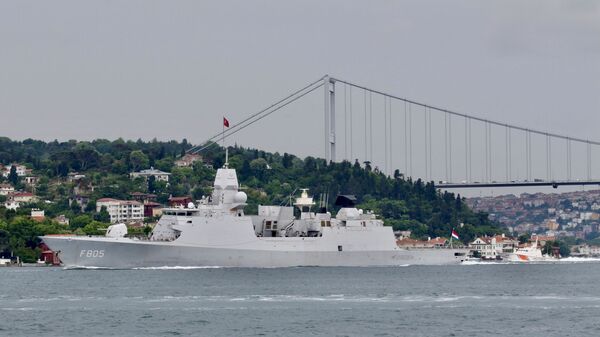 HNLMS Evertsen, fragata da Marinha Real dos Países Baixos, passa no estreito de Bósforo, a caminho do mar Negro, em Istambul, Turquia, 14 de junho de 2021 - Sputnik Brasil