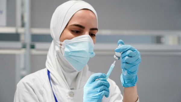 Enfermeira prepara seringa com vacina da Moderna em hospital de Madri, Espanha, 23 de julho de 2021 - Sputnik Brasil