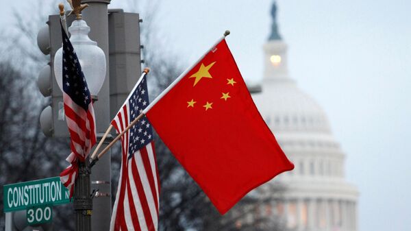 Bandeiras da República Popular da China e dos EUA presas a um poste perto do Capitólio dos EUA, em Washington, EUA, 18 de janeiro de 2011. - Sputnik Brasil