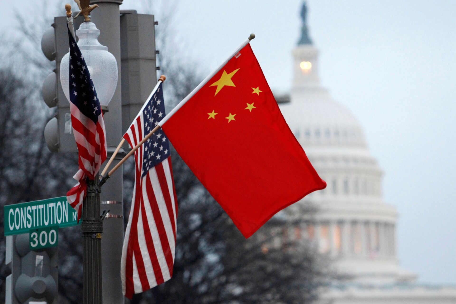 Bandeiras da República Popular da China e dos EUA em um poste de iluminação perto do Capitólio dos EUA, em Washington, EUA, 18 de janeiro de 2011 - Sputnik Brasil, 1920, 02.03.2022