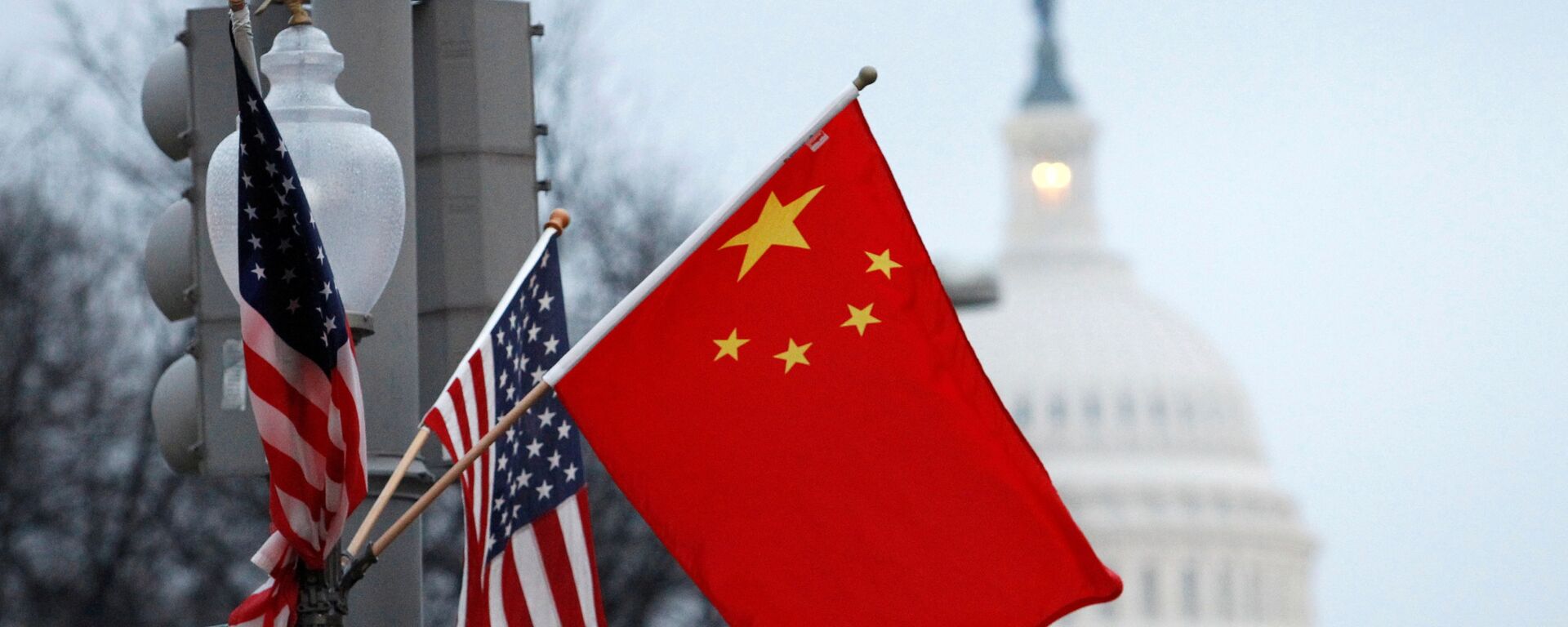 Bandeiras da República Popular da China e dos EUA em um poste de iluminação perto do Capitólio dos EUA, em Washington, EUA, 18 de janeiro de 2011 - Sputnik Brasil, 1920, 26.01.2022