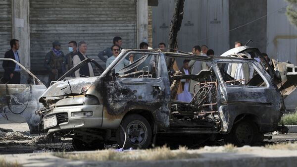 Agentes de segurança afegãos inspecionam local de explosão de bomba em Cabul, Afeganistão - Sputnik Brasil