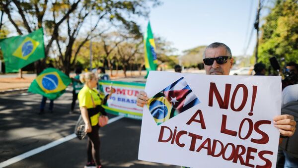 Homem protesta contra governo cubano em frente a embaixada de Cuba em Brasília - Sputnik Brasil