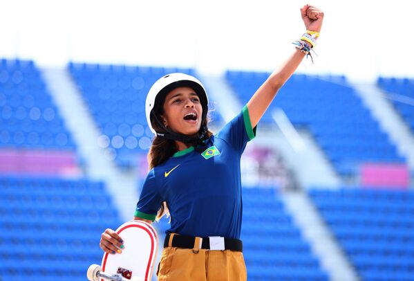 Skatista Rayssa Leal, do Brasil, celebra após obter medalha de prata durante final da Rua da Mulher dos Jogos Olímpicos de Tóquio 2020, Tóquio, Japão, 26 de julho de 2021 - Sputnik Brasil