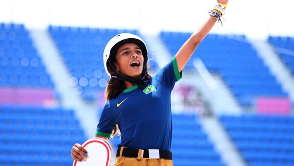 Skatista Rayssa Leal, do Brasil, celebra após obter medalha de prata durante final da Rua da Mulher dos Jogos Olímpicos de Tóquio 2020, Tóquio, Japão, 26 de julho de 2021 - Sputnik Brasil