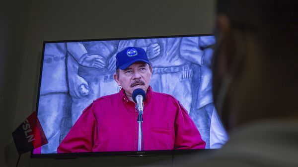 Homem assiste pela televisão discurso do presidente da Nicarágua, Daniel Ortega, em Manágua, Nicarágua - Sputnik Brasil