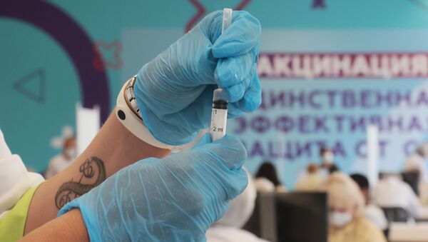 Médico imuniza pessoa contra o SARS-CoV-2 com a vacina russa Sputnik Light no Estádio Luzhniki em Moscou, Rússia - Sputnik Brasil