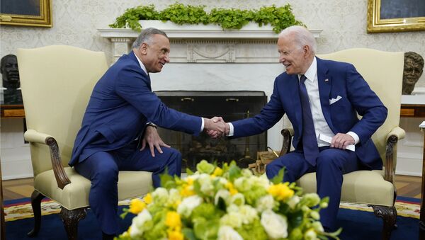 Presidente Joe Biden (D) aperta a mão do primeiro-ministro iraquiano Mustafa Al-Kadhimi durante reunião no Salão Oval da Casa Branca em Washington, segunda-feira, 26 de julho de 2021 - Sputnik Brasil