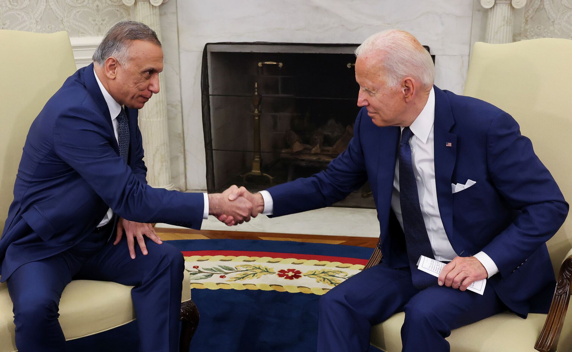 Presidente americano Joe Biden cumprimenta premiê iraquiano Mustafa Al-Kadhimi durante encontro bilateral na Casa Branca, Washington, EUA, 26 de julho de 2021 - Sputnik Brasil, 1920, 23.12.2021