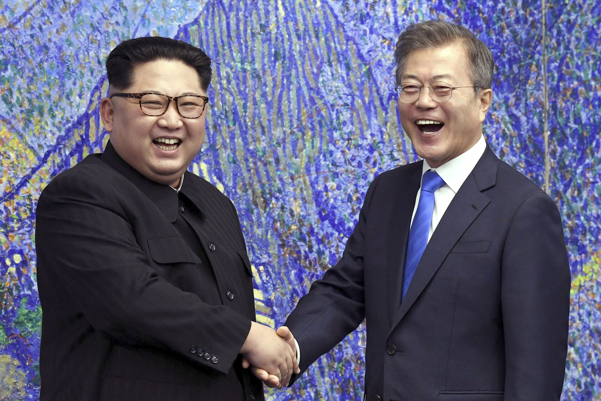 Líder norte-coreano Kim Jong-un e presidente sul-coreano Moon Jae-in no posto fronteiriço de Panmunjom na Zona Desmilitarizada, Coreia do Sul, 27 de abril de 2018 - Sputnik Brasil, 1920, 04.01.2022