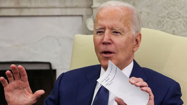 Presidente dos EUA Joe Biden segura notas durante o encontro com o premiê iraquiano Mustafa Al-Kadhimi, Washington, 26 de julho de 2021 - Sputnik Brasil