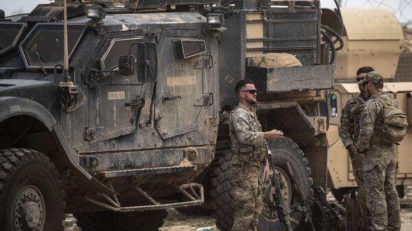 Militares dos EUA na área do campo de petróleo de Al-Omar, na província síria de Deir ez-Zor - Sputnik Brasil