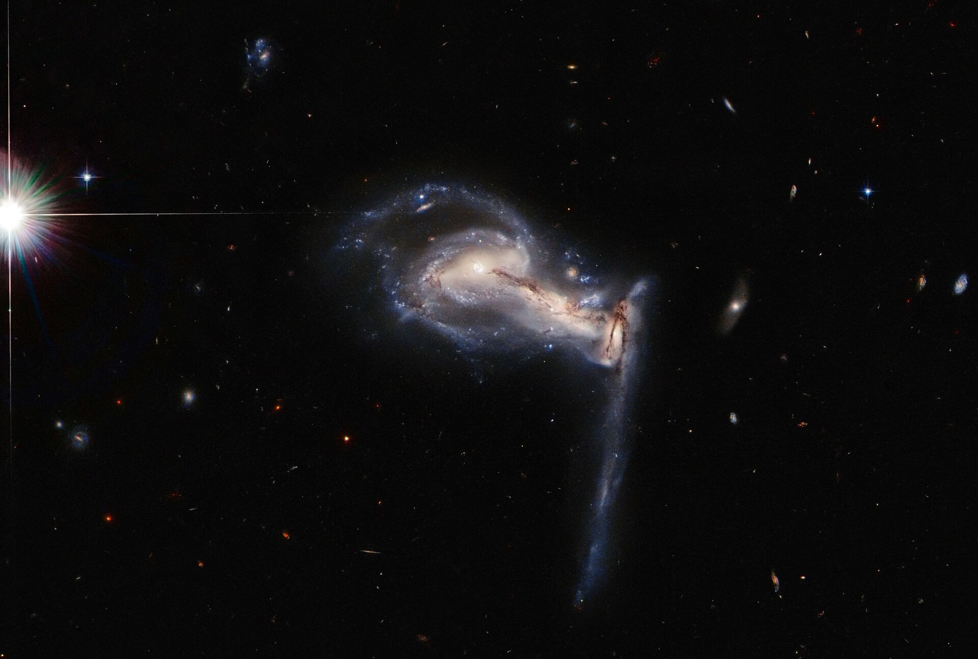 Telescópio Hubble capta FOTO de 'briga entre irmãos galácticos' a 763 milhões de anos-luz - Sputnik Brasil, 1920, 27.07.2021