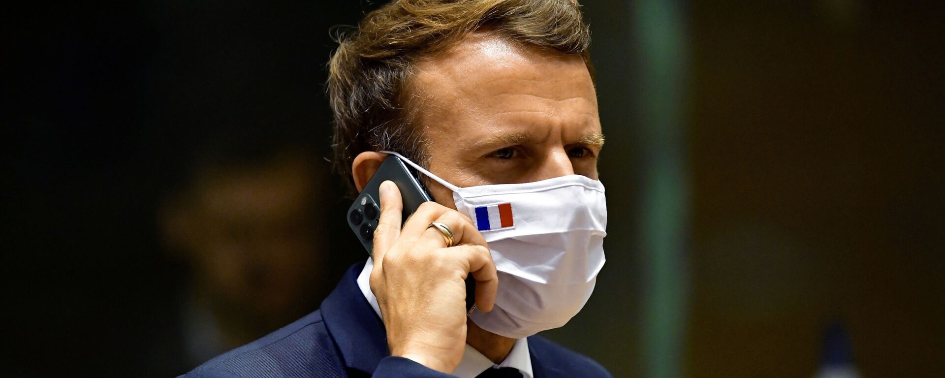 Presidente da França Emmanuel Macron fala pelo celular durante reunião da cúpula da UE em Bruxelas, 20 de julho de 2020 - Sputnik Brasil, 1920, 14.12.2021