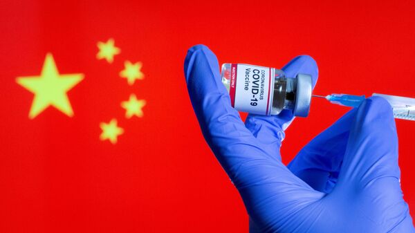 Uma pessoa segura um frasco de vacina contra COVID-19 em frente à bandeira da China - Sputnik Brasil