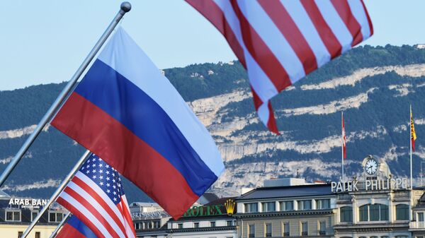Bandeiras da Rússia e dos EUA, exibidas antes de cúpula entre Vladimir Putin e Joe Biden, presidentes da Rússia e dos EUA, respetivamente, na ponte Mont Blanc em Genebra, Suíça - Sputnik Brasil