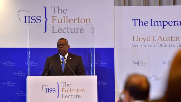 U.S. Defense Secretary Lloyd Austin speaks at the IISS Fullerton Lecture in Singapore July 27, 2021. - Sputnik Brasil