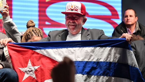 Ex-presidente Luiz Inácio Lula da Silva com bandeira cubana durante reunião com a Juventude Socialista, São Paulo, 29 de julho de 2016 - Sputnik Brasil