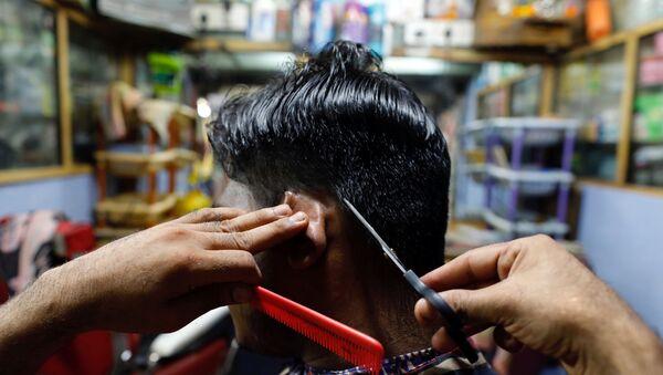 Homem indiano no barbeiro em Mumbai, India - Sputnik Brasil