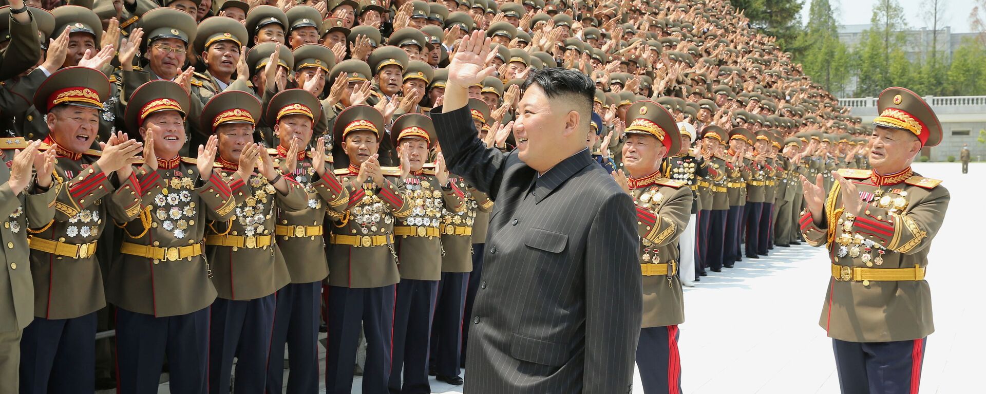 Líder da Coreia do Norte Kim Jong-un cumprimenta os participantes da primeira reunião de comandantes e oficiais políticos do Exército Popular da Coreia (KPA) em Pyongyang - Sputnik Brasil, 1920, 14.01.2022