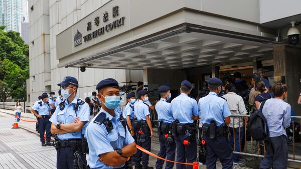 Polícia no exterior da Alta Corte de Justiça de Hong Kong durante o julgamento de Tong Ying-kit, 30 de julho de 2021. - Sputnik Brasil