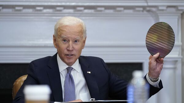 Presidente Joe Biden segura um wafer de silício enquanto participa virtualmente da Cúpula sobre Resiliência da Cadeia de Suprimentos e Semicondutores na Casa Branca, Washington, EUA, 12 de abril de 2021 - Sputnik Brasil