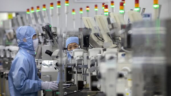 Funcionários trabalham em instalação de produção de semicondutores da Renesas Electronics, durante excursão organizada pelo governo para jornalistas em Pequim, em 14 de maio de 2020. A China anunciou incentivos fiscais para estimular o crescimento de sua indústria de semicondutores após sanções dos EUA - Sputnik Brasil