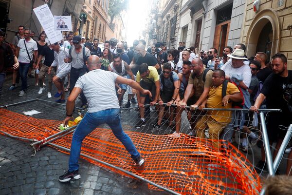 Manifestantes removem barreiras colocadas pela polícia durante protestos contra os certificados de COVID-19, Roma, Itália, 27 de julho de 2021 - Sputnik Brasil