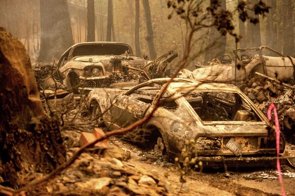 Carros queimados após fogo na Califórnia, EUA, 26 de julho de 2021 - Sputnik Brasil