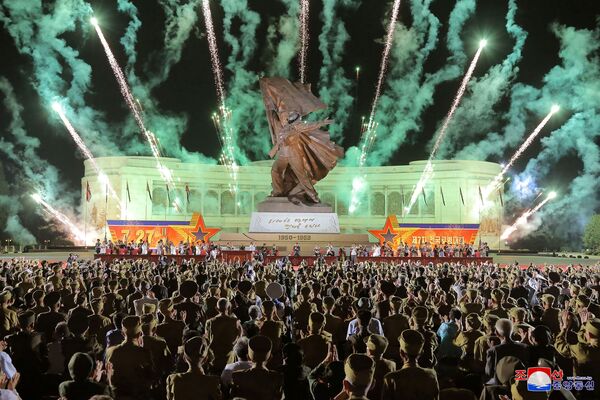 Fogos de artifício a propósito do 68º aniversário do acordo de armistício na Guerra da Coreia e da Conferência Nacional de Veteranos de Guerra, Pyongyang, Coreia do Norte, 28 de julho de 2021 - Sputnik Brasil