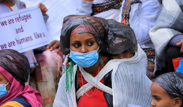 Refugiados da Eritreia durante protestos em frente ao escritório do Alto Comissariado das Nações Unidas para os Refugiados em Addis Abeba, na Etiópia, 29 de julho de 2021 - Sputnik Brasil