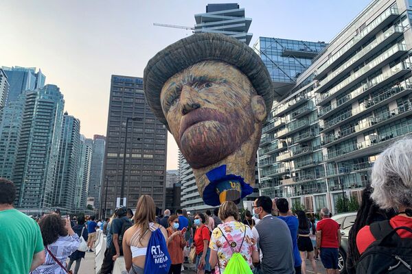 Balão de 28 metros com rosto do artista Vincent Van Gogh, anunciando exposição do artista, Ontário, Canadá, 28 de julho de 2021 - Sputnik Brasil