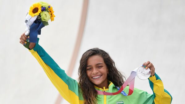Rayssa Leal ganha a medalha de prata no skate street, sendo a brasileira mais jovem a receber uma medalha olímpica, Japão, 26 de julho de 2021 - Sputnik Brasil