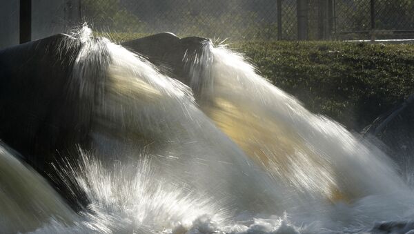 Água jorra de estação de controle de enchentes no canal Tamiami em Miami, Flórida, EUA. Foto de arquivo - Sputnik Brasil
