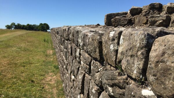 Trecho da Muralha de Adriano se estende em direção ao Forte Birdoswald, no norte da Inglaterra. A muralha foi construída por soldados romanos. Foto de arquivo - Sputnik Brasil