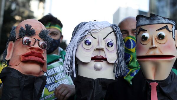 Apoiadores do presidente Jair Bolsonaro seguram bonecas representando ministros do Supremo Tribunal Federal, em ato pelo voto impresso, São Paulo, 1º de agosto de 2021 - Sputnik Brasil
