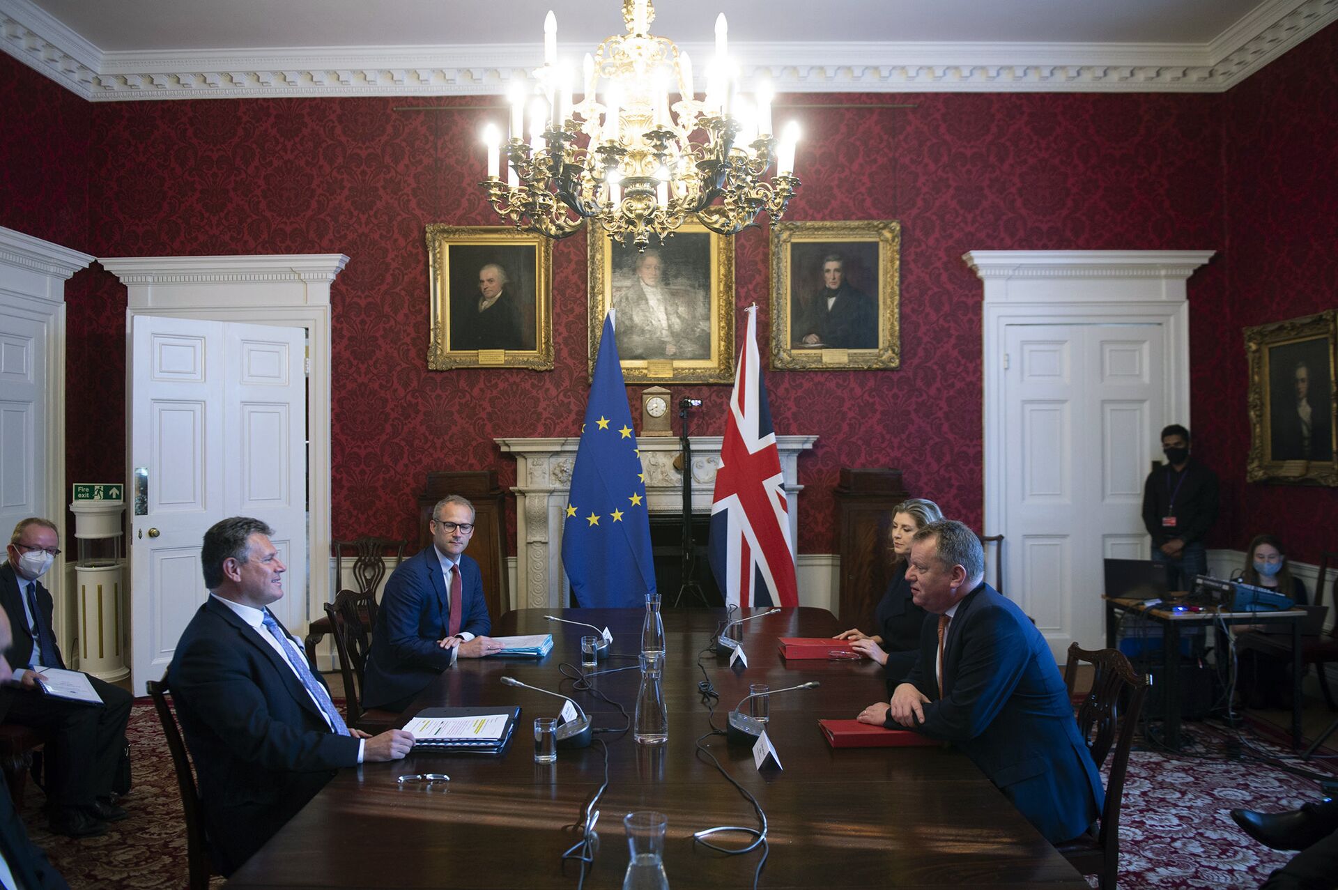 O Ministro britânico do Gabinete do Reino Unido, David Frost, à direita, fala com seu homólogo da UE, Maros Sefcovic, durante uma reunião, em Londres, 9 de junho de 2021 - Sputnik Brasil, 1920, 09.11.2021