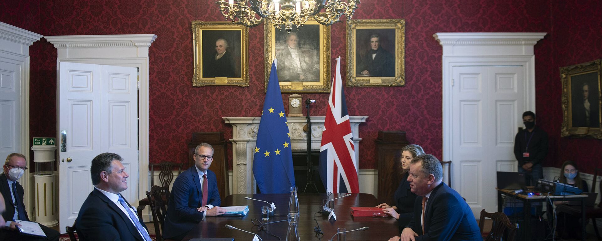 O Ministro britânico do Gabinete do Reino Unido, David Frost, à direita, fala com seu homólogo da UE, Maros Sefcovic, durante uma reunião, em Londres, 9 de junho de 2021 - Sputnik Brasil, 1920, 02.08.2021