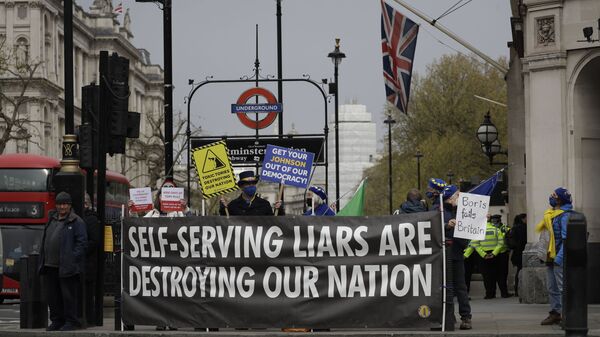 Manifestantes anti-Brexit seguram cartaz que diz Mentirosos egoístas estão destruindo nossa nação, em Londres, Reino Unido, 28 de abril de 2021 (imagem de arquivo) - Sputnik Brasil