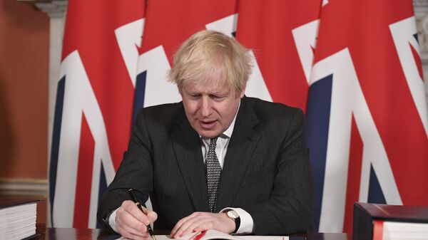 O primeiro-ministro do Reino Undio, Boris Johnson, assina o Acordo de Comércio e Cooperação UE-Reino Unido em 10 Downing Street, Londres, Reino Unido, 30 de dezembro de 2020 - Sputnik Brasil