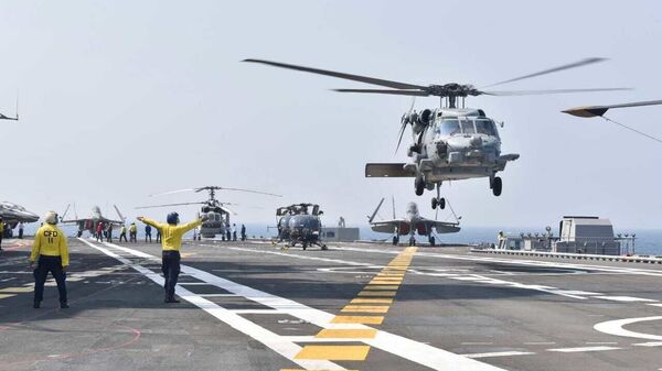 Helicópteros pousam em porta-aviões durante exercício naval de Malabar conjunto da Índia, EUA, Japão e Austrália, no mar Arábico do Norte, 17 de novembro de 2020 - Sputnik Brasil