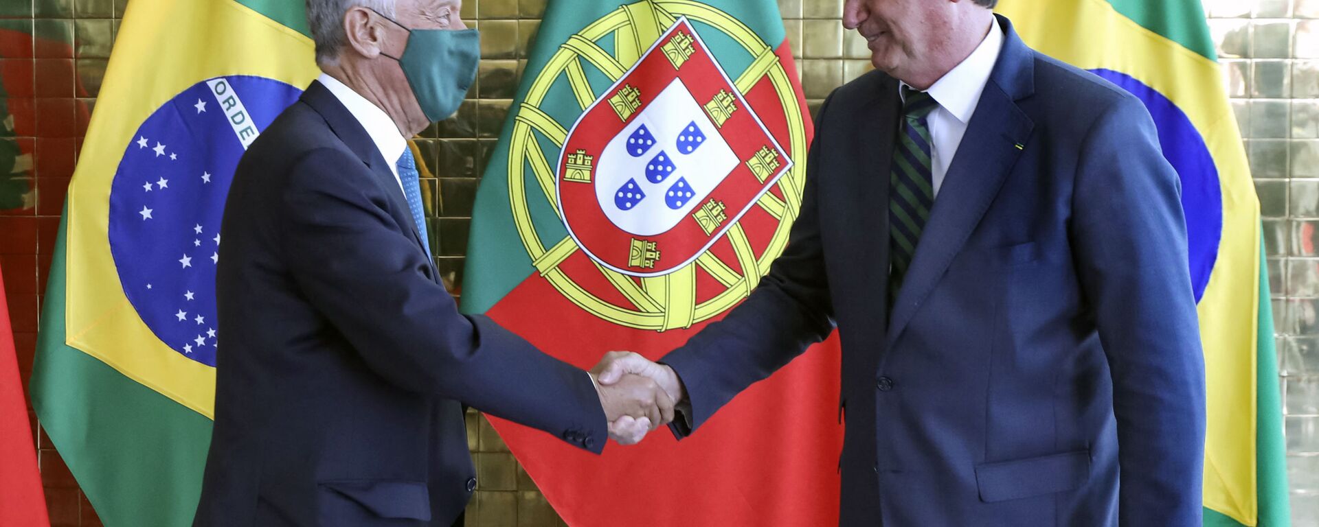 Marcelo Rebelo de Sousa, presidente do Portugal, cumprimenta Jair Bolsonaro, em visita ao Brasil, em 2 de agosto de 2021 - Sputnik Brasil, 1920, 02.08.2021